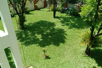 6 Bed House with En Suite in Runda - 3