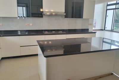 5 Bed Townhouse with En Suite in Nyari - 3