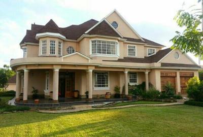 5 Bed House with En Suite in Runda