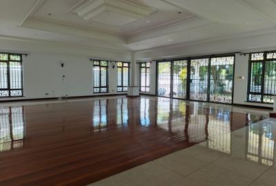 5 Bed House with En Suite in Runda