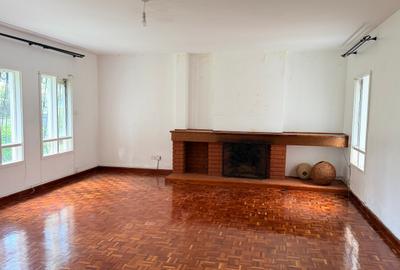 4 Bed Villa with En Suite in Hill View - 3