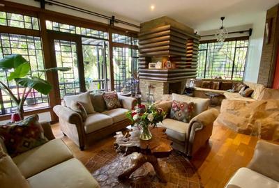 5 Bed Townhouse with En Suite in Lake View - 2