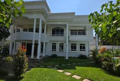5 Bed Villa with En Suite in Runda - 2