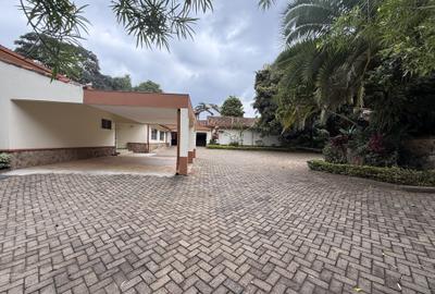 6 Bed House with En Suite in Nyari - 3