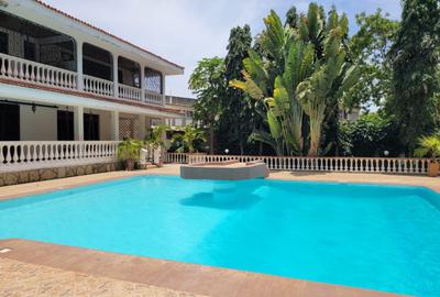 4 Bed Townhouse with En Suite at Greenwood Drive - 2