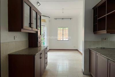 5 Bed Townhouse with En Suite in Rosslyn - 4