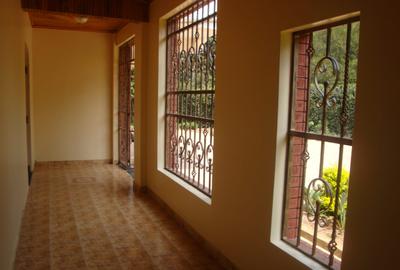 5 Bed House with En Suite at Redhill - 4