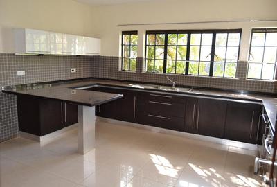 5 Bed House with En Suite in Runda - 4
