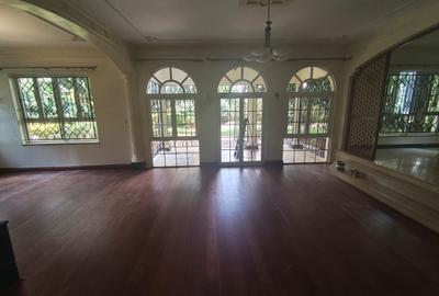 4 Bed House with Garden in Hill View - 2