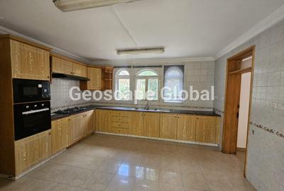 5 Bed House with En Suite in Runda - 2