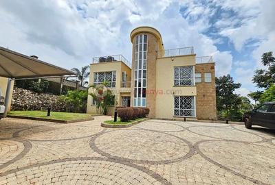 5 Bed Villa with En Suite at Runda