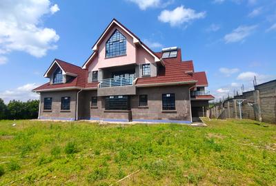 6 Bed Villa with En Suite in Cianda