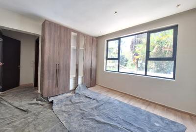 5 Bed Townhouse with En Suite at Lavington - 3