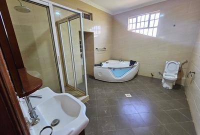 5 Bed House with En Suite in Runda