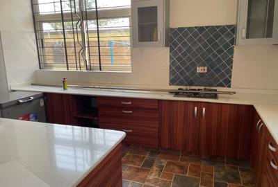 5 Bed House with En Suite in Ridgeways - 4