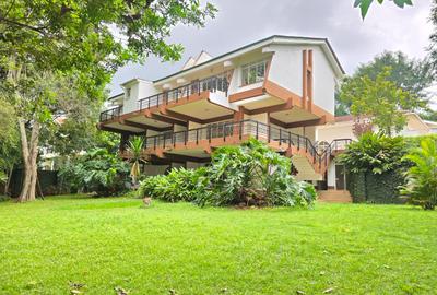 5 Bed House with En Suite in Runda