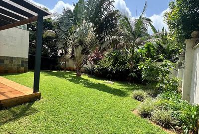 5 Bed Villa with En Suite at Lavington Green