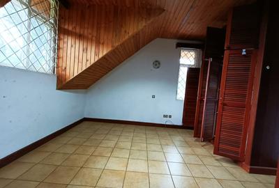 4 Bed House with En Suite in Rosslyn