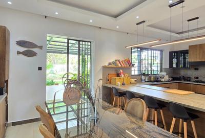 5 Bed House with En Suite in Runda