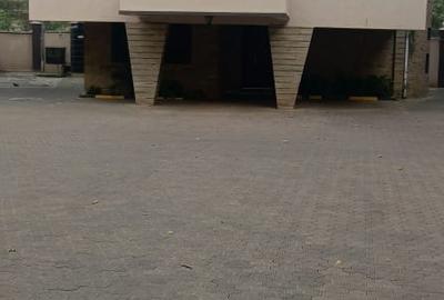 5 Bed Townhouse with En Suite in Lavington - 4