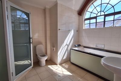 5 Bed Townhouse with En Suite at Lavington - 3