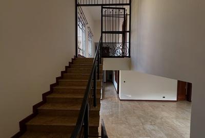 5 Bed House with En Suite in Runda - 4