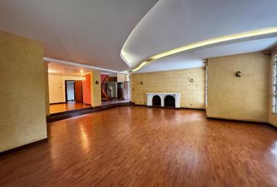 5 Bed House with En Suite in Nyari
