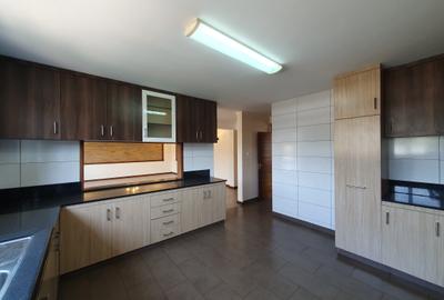 4 Bed Apartment with En Suite in Parklands - 3