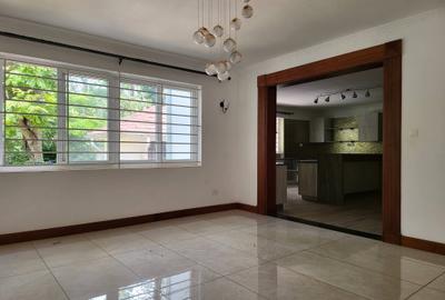 5 Bed Townhouse with En Suite in Rosslyn - 2