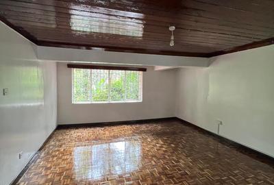 5 Bed Townhouse with En Suite in Lavington - 3