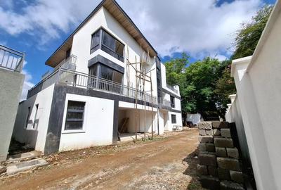 7 Bed House with En Suite at Lavington