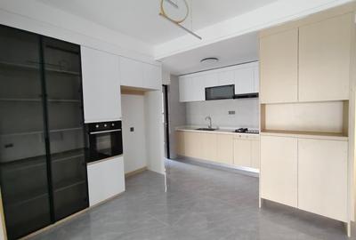 3 Bed Apartment with En Suite in Riverside - 2