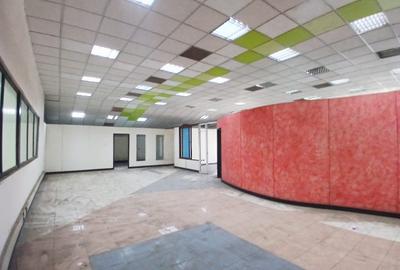 2,999 ft² Warehouse with Parking in Industrial Area