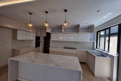 5 Bed Townhouse with En Suite in Lavington - 3