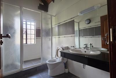 5 Bed House with En Suite in Lavington - 2