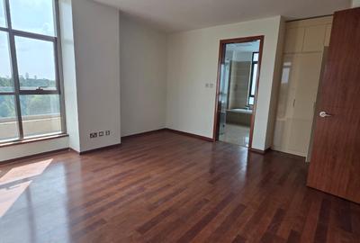 3 Bed Apartment with En Suite in Parklands - 4