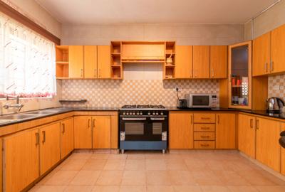 Furnished 3 Bed Apartment with En Suite in Kileleshwa