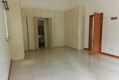 4 Bed Townhouse with En Suite at Riverside - 2