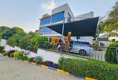 7 Bed House with En Suite in Nyari