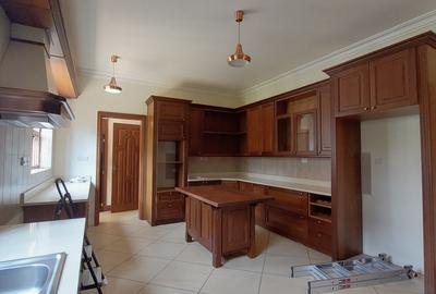 5 Bed House with En Suite in Thigiri
