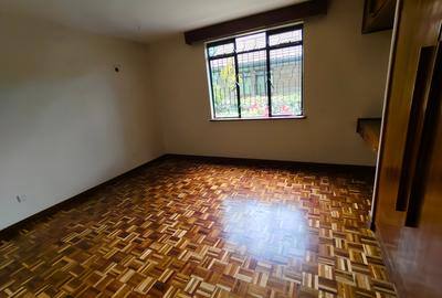 4 Bed Apartment with Swimming Pool in Riverside