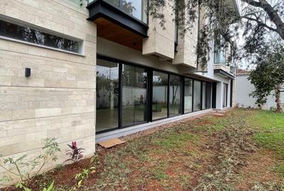 5 Bed Villa with En Suite in Brookside