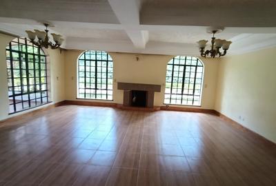 4 Bed House with En Suite in Ridgeways - 3