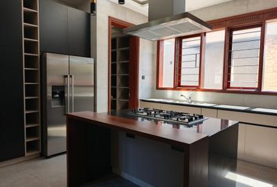 4 Bed House with En Suite in Runda - 2