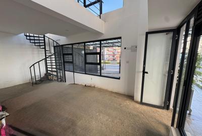 700 ft² Commercial Property with Backup Generator at 1St Parklands