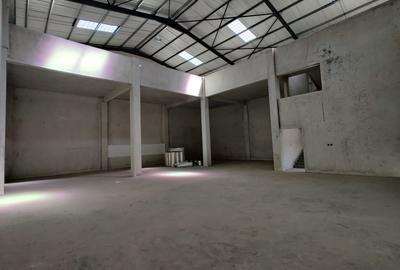 8,500 ft² Warehouse with Parking in Ruaraka