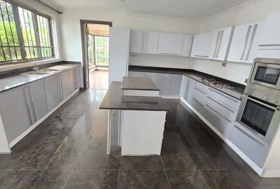 6 Bed House with En Suite in Runda