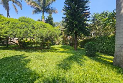 5 Bed House with En Suite in Runda - 2