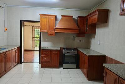 5 Bed Townhouse with En Suite in Lavington