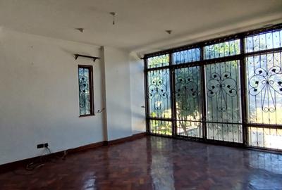 5 Bed House with En Suite in Lavington - 2